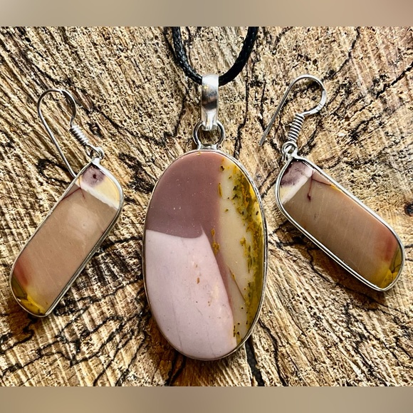 Beautiful Mookaite Pendant & Earrings Set - Picture 5 of 6